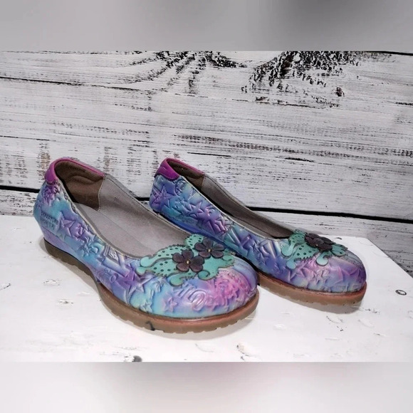 Colorful Women's Flats with Floral Design - Picture 4 of 7